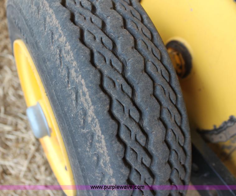 image for item I7335 2003 New Holland BR780 round baler