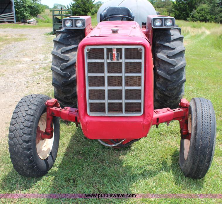 image for item J1163 1974 International 574 tractor