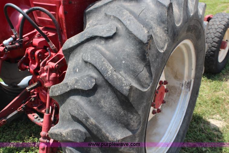 image for item J1163 1974 International 574 tractor