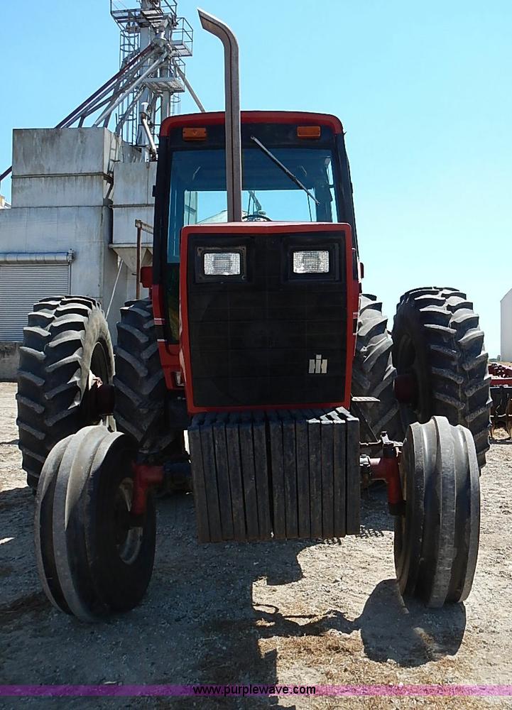 image for item J3170 1982 International 5488 tractor