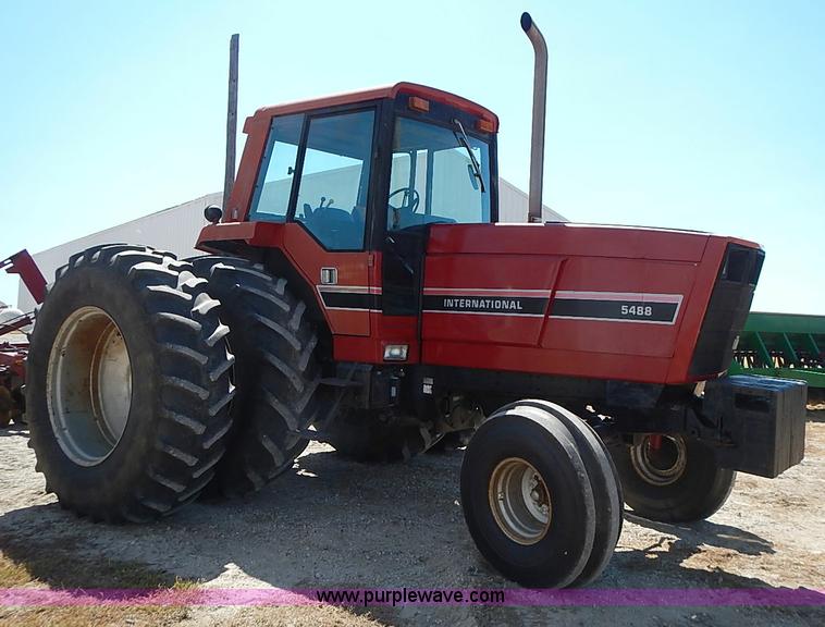 image for item J3170 1982 International 5488 tractor