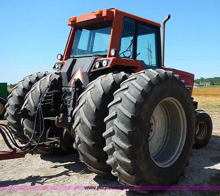 image for item J3170 1982 International 5488 tractor