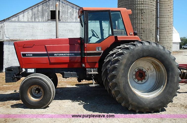 image for item J3170 1982 International 5488 tractor