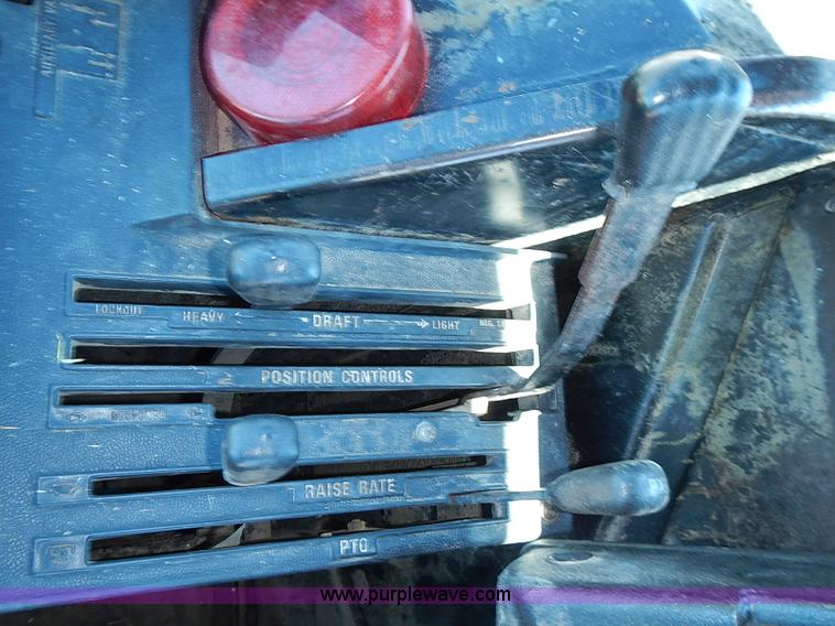 image for item J3170 1982 International 5488 tractor