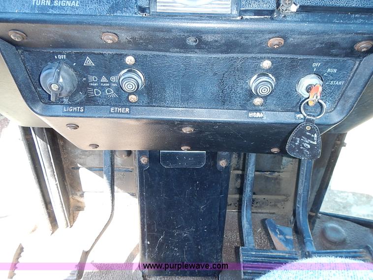 image for item J3170 1982 International 5488 tractor