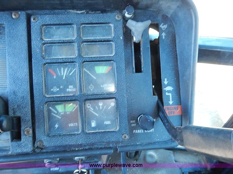 image for item J3170 1982 International 5488 tractor