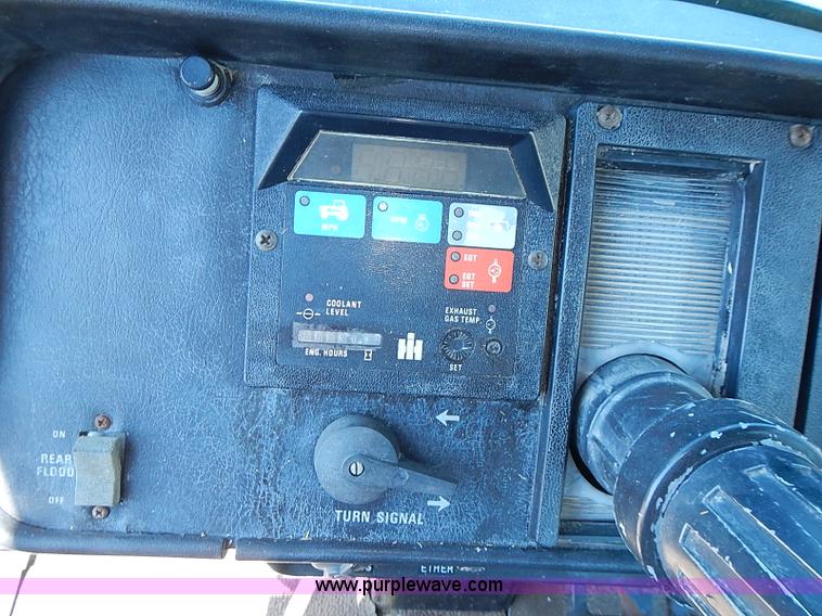 image for item J3170 1982 International 5488 tractor