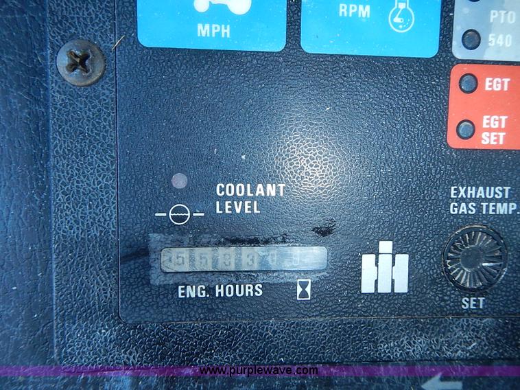 image for item J3170 1982 International 5488 tractor