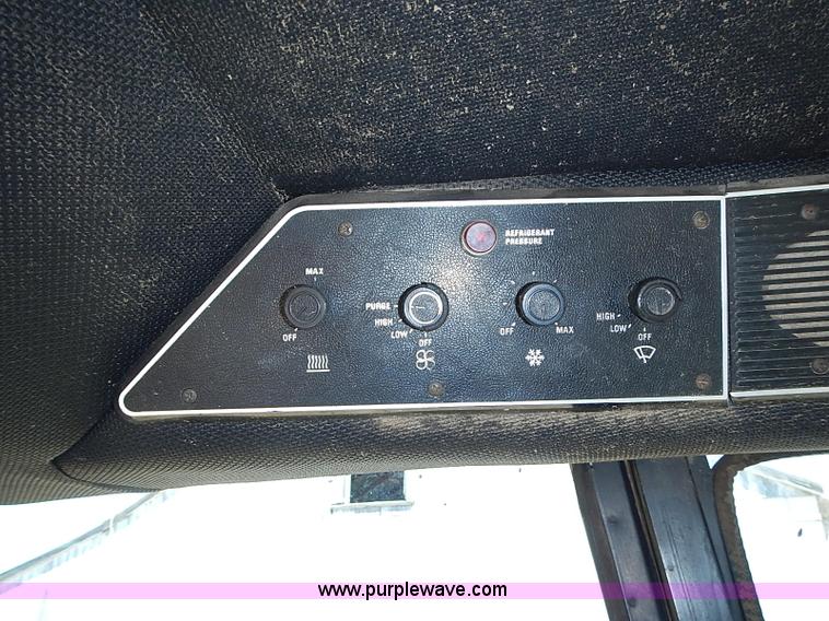 image for item J3170 1982 International 5488 tractor