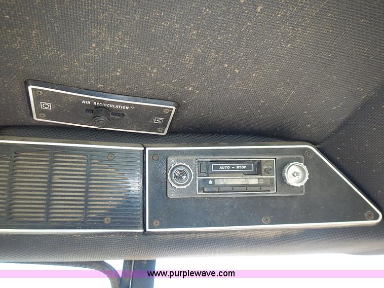 image for item J3170 1982 International 5488 tractor