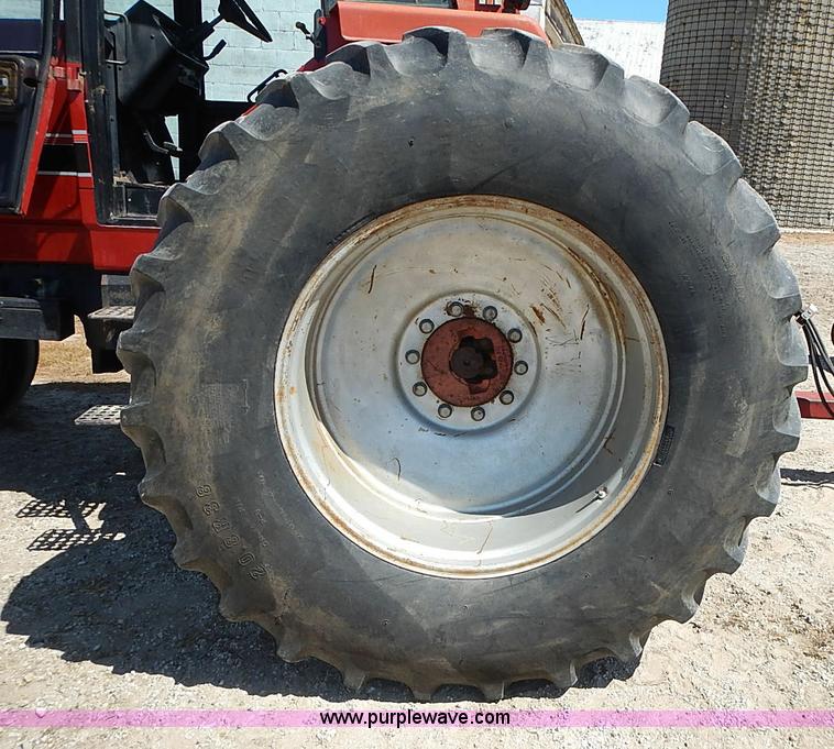 image for item J3170 1982 International 5488 tractor