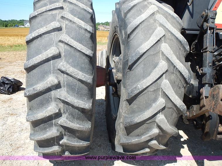 image for item J3170 1982 International 5488 tractor