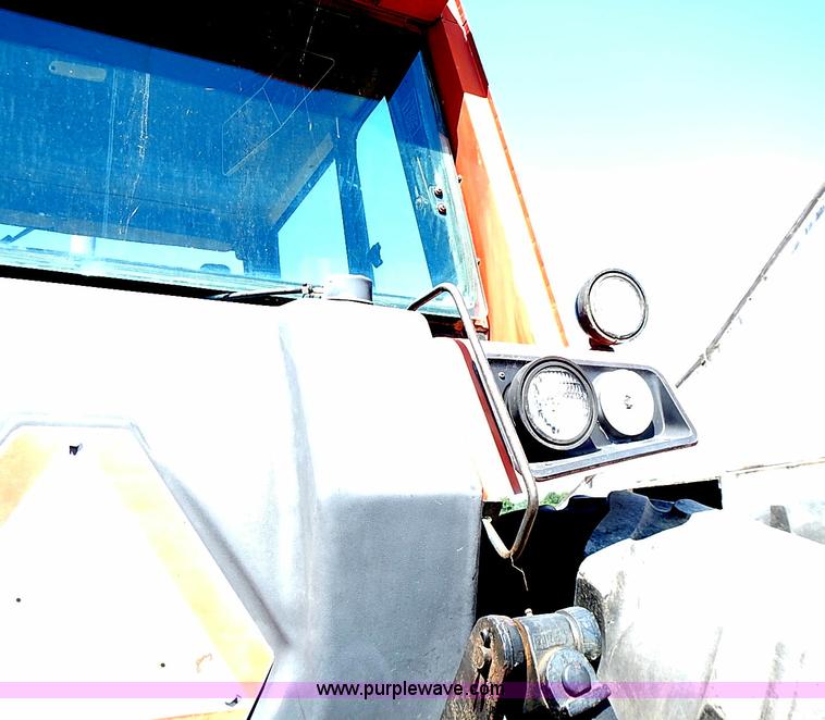 image for item J3170 1982 International 5488 tractor