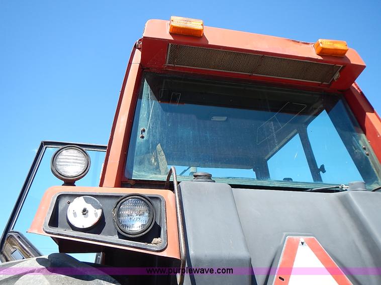 image for item J3170 1982 International 5488 tractor