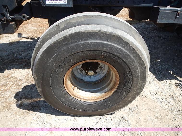 image for item J3170 1982 International 5488 tractor