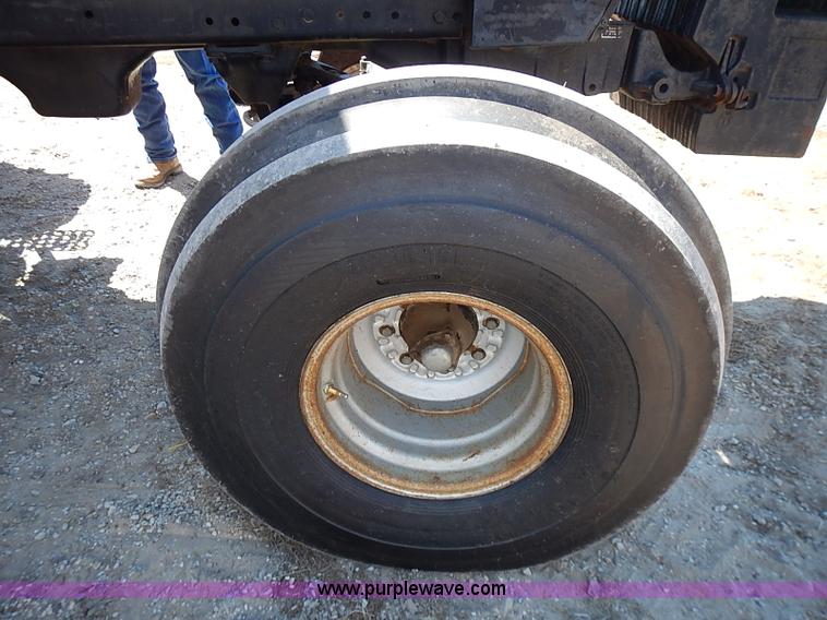 image for item J3170 1982 International 5488 tractor