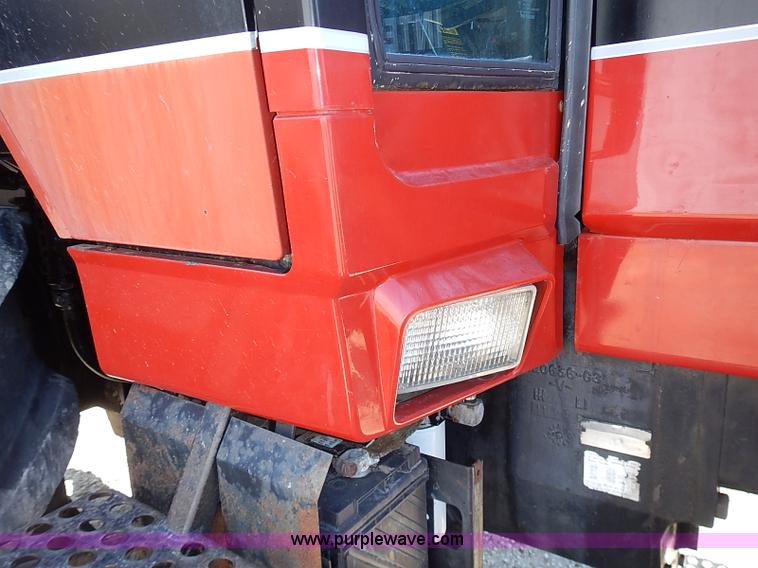 image for item J3170 1982 International 5488 tractor