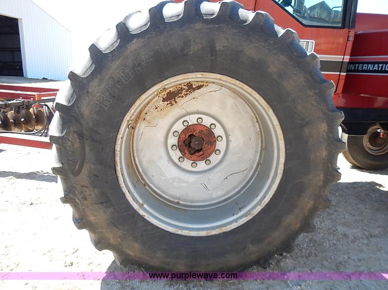 image for item J3170 1982 International 5488 tractor