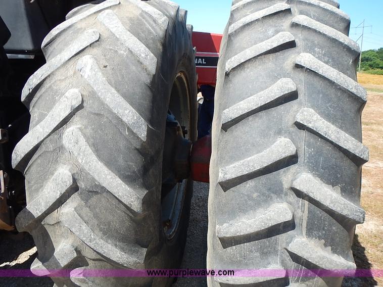 image for item J3170 1982 International 5488 tractor