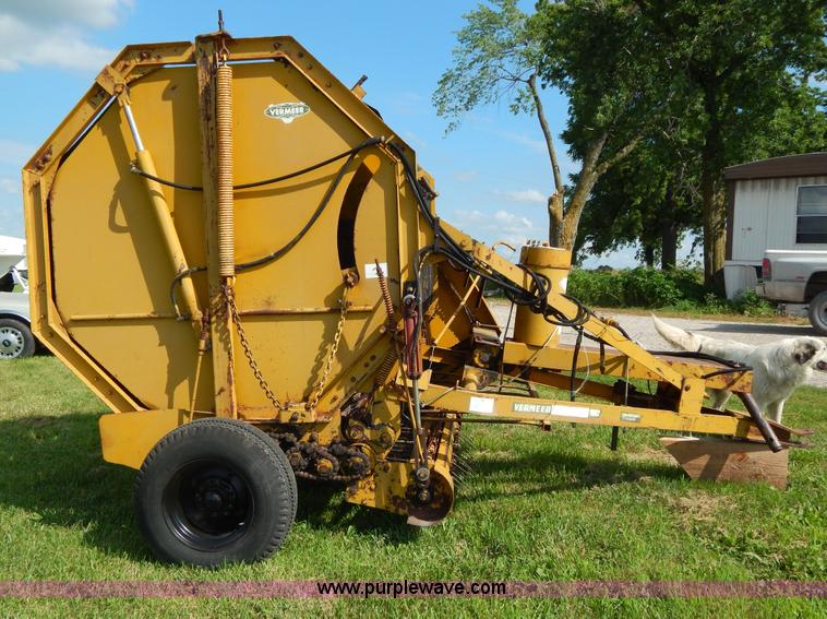 image for item Z9302 1974 Vermeer 605C round baler