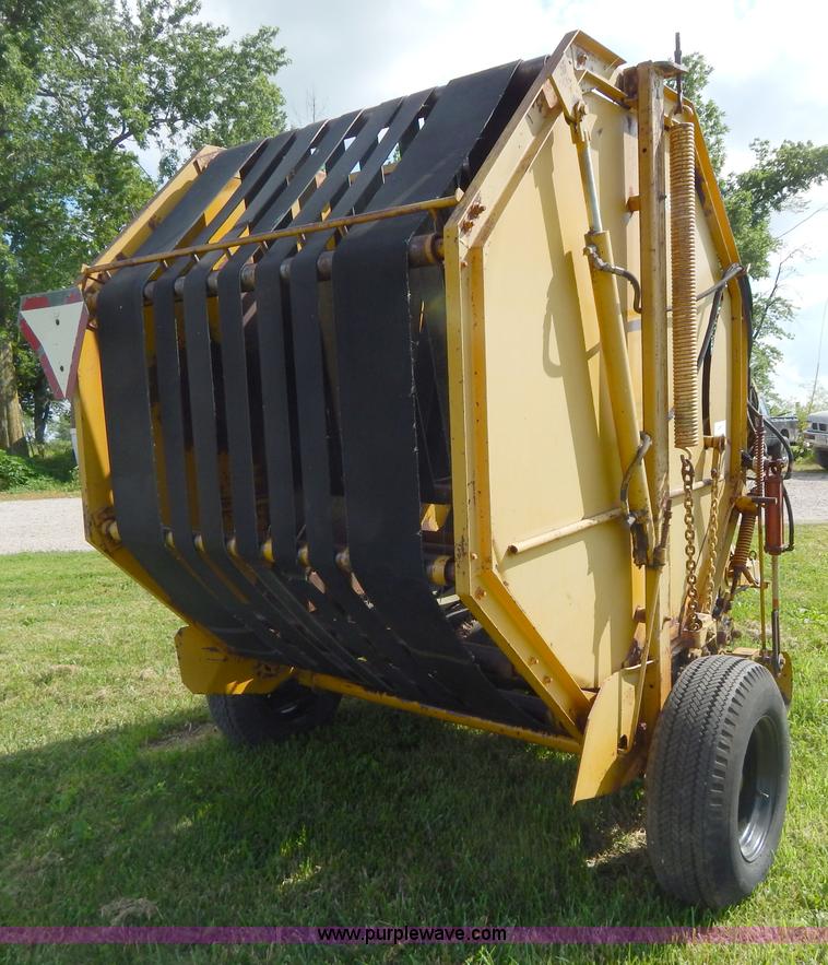 image for item Z9302 1974 Vermeer 605C round baler