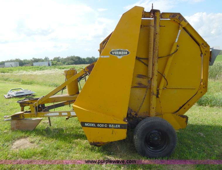 image for item Z9302 1974 Vermeer 605C round baler