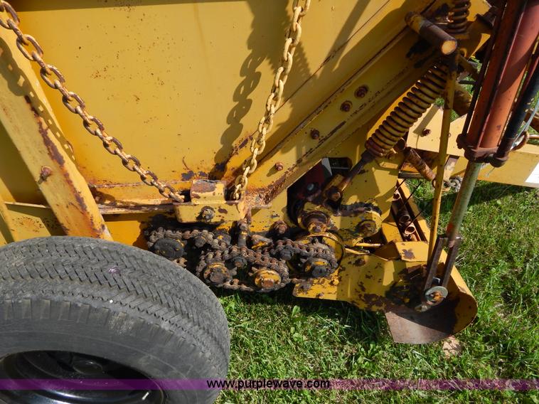 image for item Z9302 1974 Vermeer 605C round baler