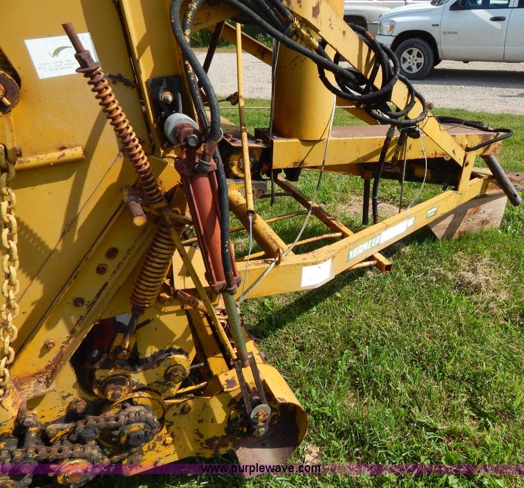 image for item Z9302 1974 Vermeer 605C round baler