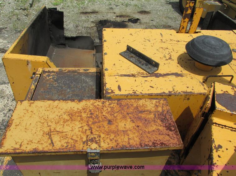 image for item AN9016 2001 Blaw-Knox PF4410 paver