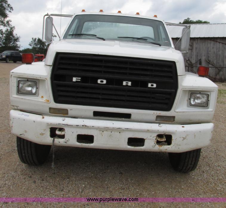 image for item AN9045 1981 Ford F700 cab and chassis