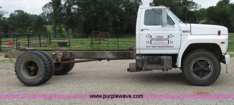 image for item AN9045 1981 Ford F700 cab and chassis