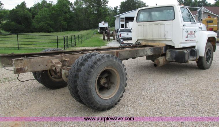 image for item AN9045 1981 Ford F700 cab and chassis