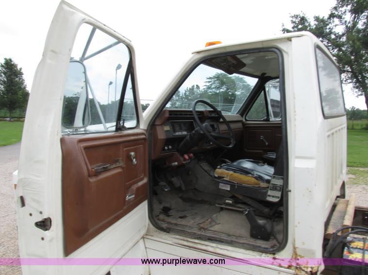 image for item AN9045 1981 Ford F700 cab and chassis