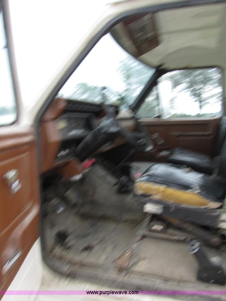 image for item AN9045 1981 Ford F700 cab and chassis