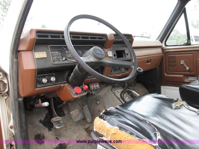 image for item AN9045 1981 Ford F700 cab and chassis