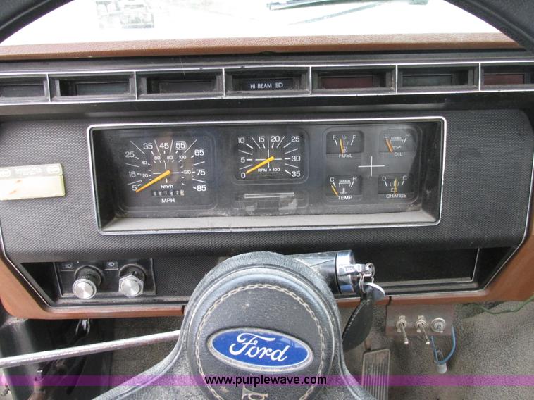 image for item AN9045 1981 Ford F700 cab and chassis