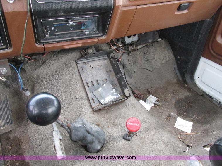 image for item AN9045 1981 Ford F700 cab and chassis