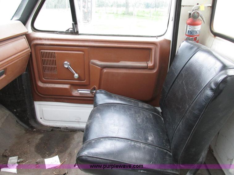image for item AN9045 1981 Ford F700 cab and chassis