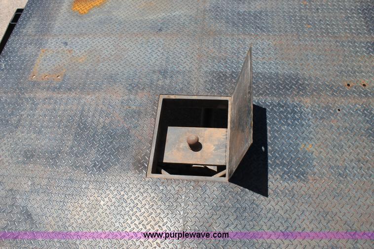 image for item C3886 1999 Ford F550 Super Duty flatbed truck