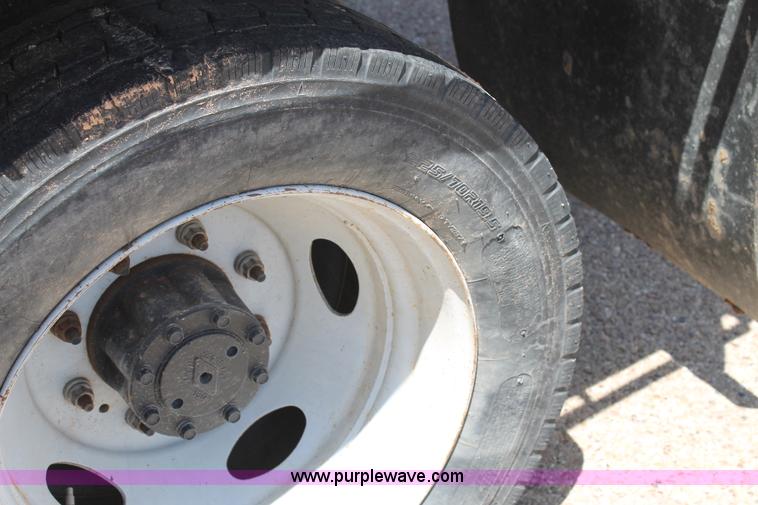 image for item C3886 1999 Ford F550 Super Duty flatbed truck