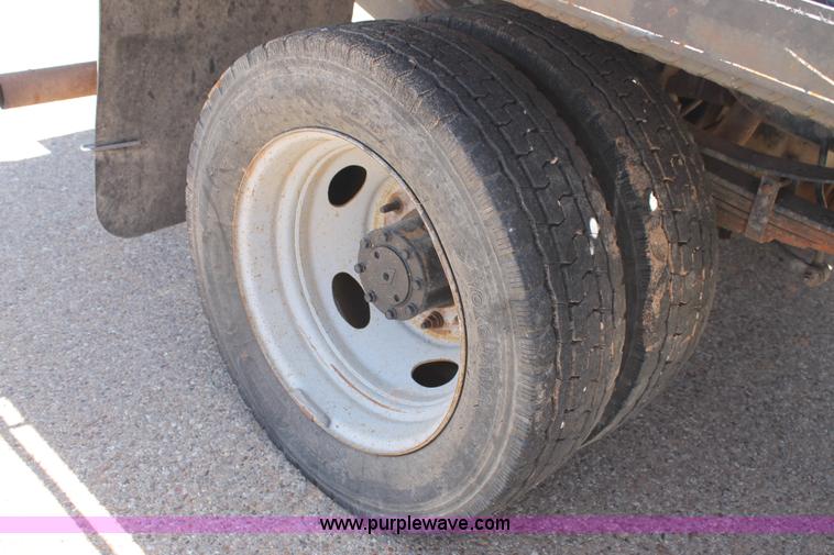 image for item C3886 1999 Ford F550 Super Duty flatbed truck