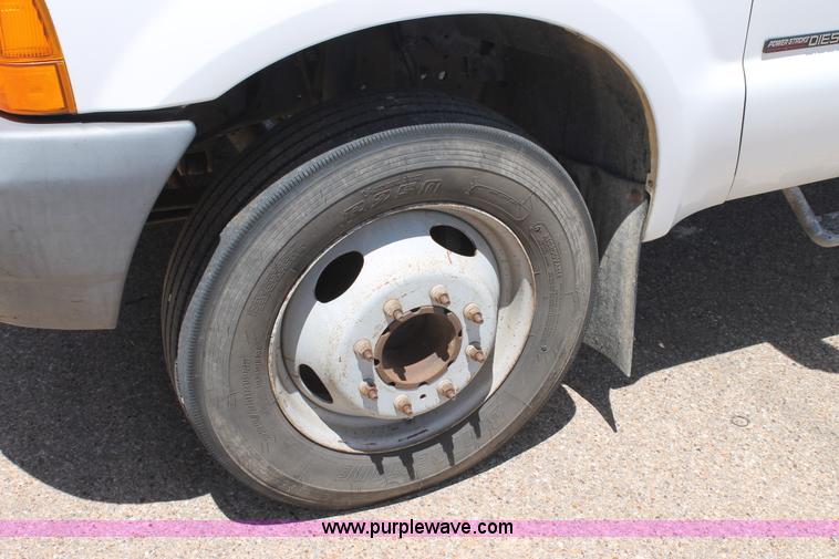 image for item C3886 1999 Ford F550 Super Duty flatbed truck