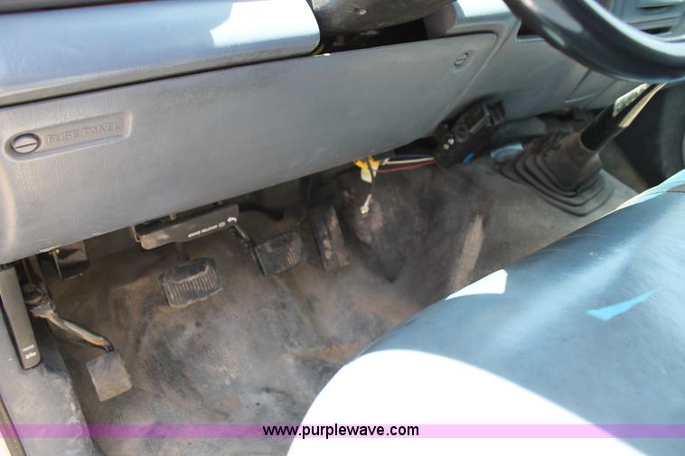 image for item C3886 1999 Ford F550 Super Duty flatbed truck