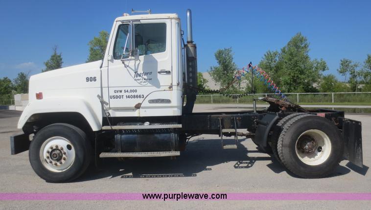 image for item D2104 1988 Freightliner FLC11242T semi truck