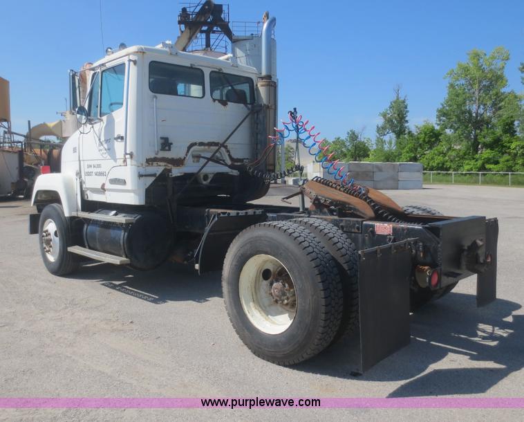 image for item D2104 1988 Freightliner FLC11242T semi truck