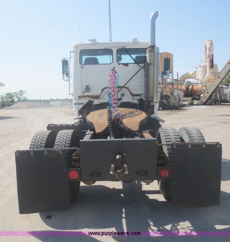 image for item D2104 1988 Freightliner FLC11242T semi truck