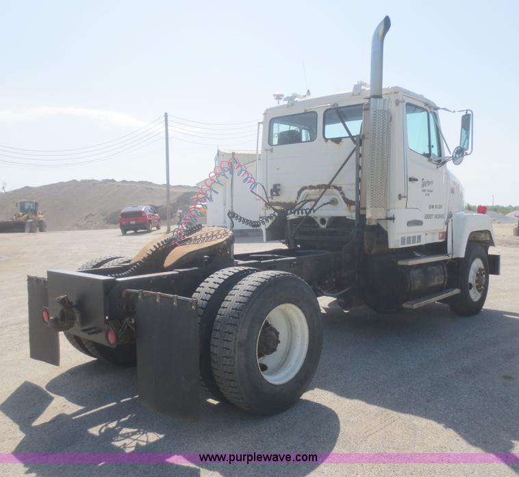 image for item D2104 1988 Freightliner FLC11242T semi truck