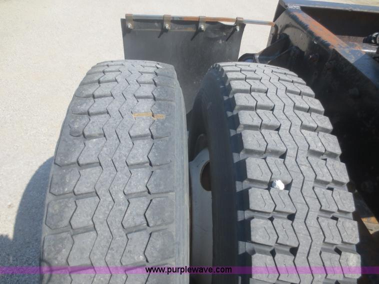 image for item D2104 1988 Freightliner FLC11242T semi truck