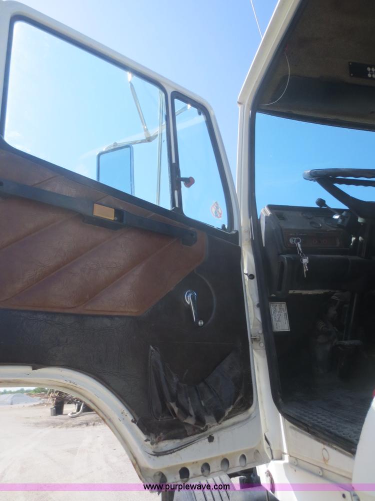 image for item D2104 1988 Freightliner FLC11242T semi truck