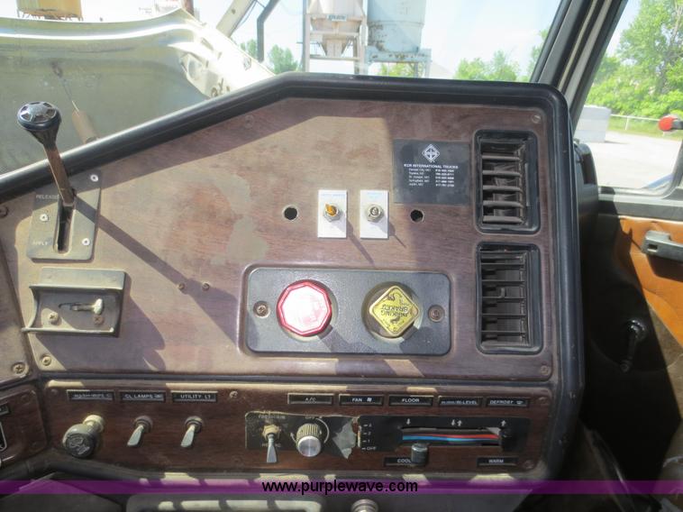 image for item D2104 1988 Freightliner FLC11242T semi truck